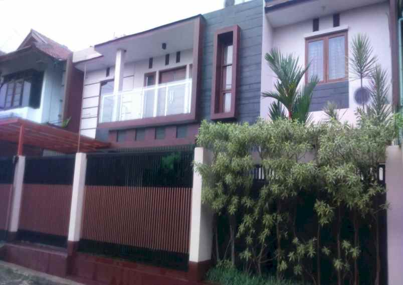 rumah 3 lantai di komplek daerah pasteur