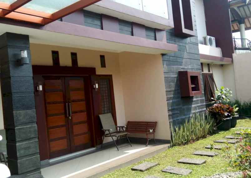 rumah 3 lantai di komplek daerah pasteur