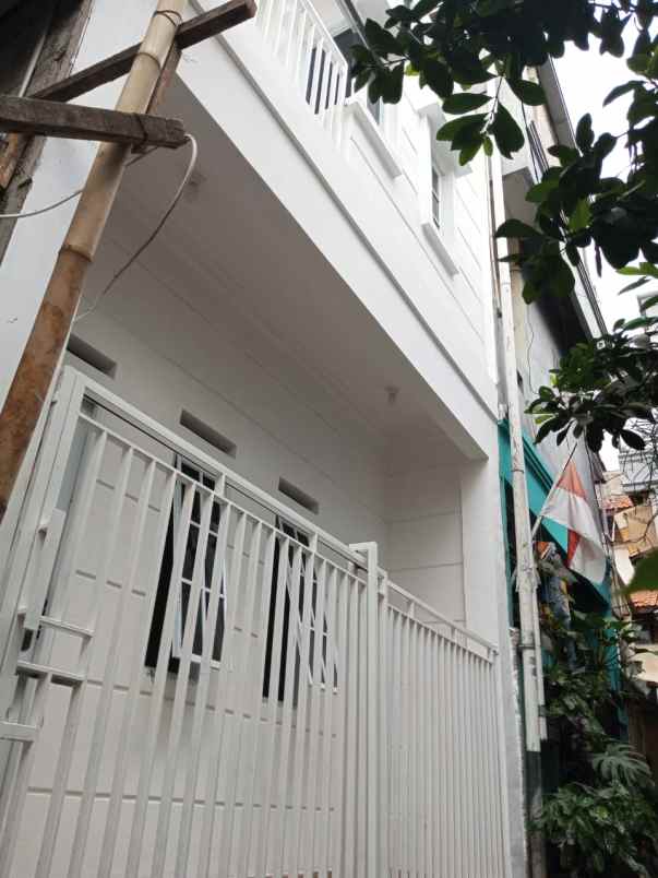 rumah baru 2 lantai paling murah di otista jatinegara