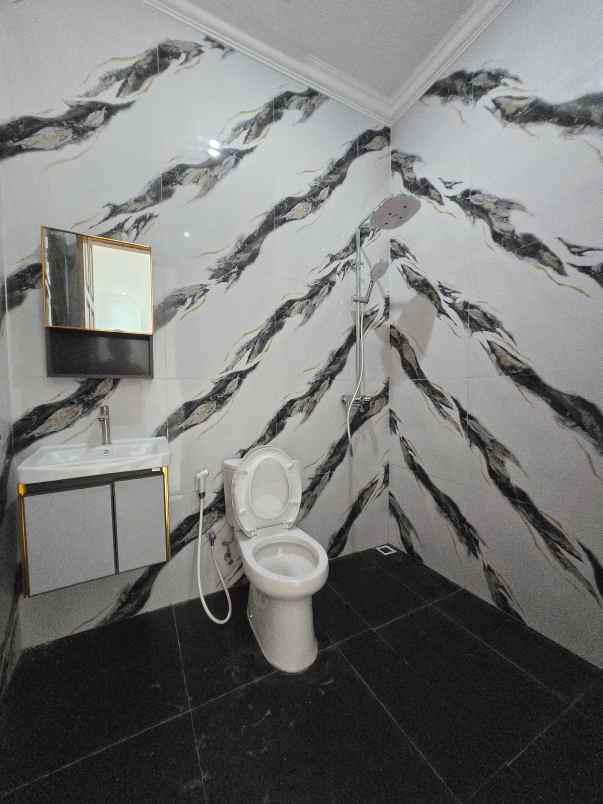 rumah baru dalam komplek di pondok bambu jaktim