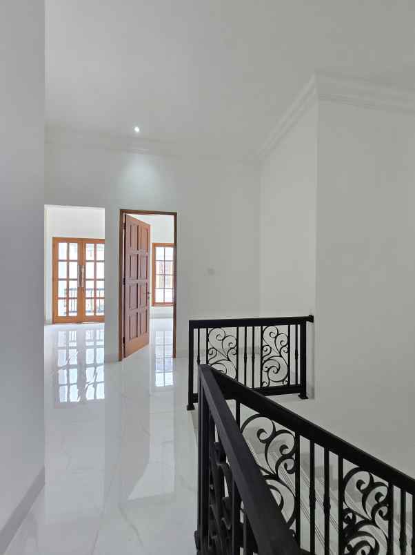 rumah baru dalam komplek di pondok bambu jaktim