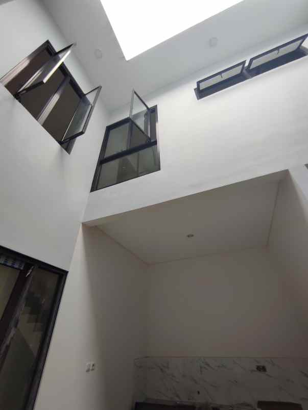 rumah cantik baru design minimalis di tenggilis mejoyo