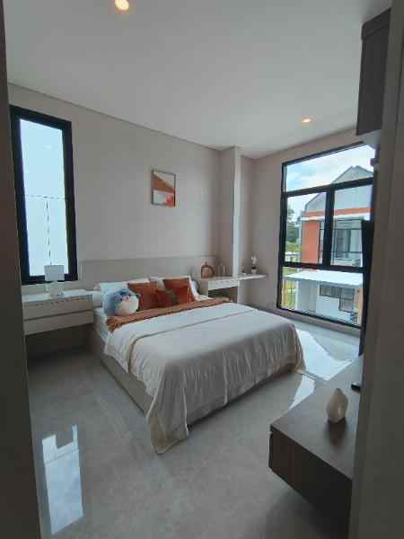 rumah dgn sistem one gate diapit 3 pintu tol