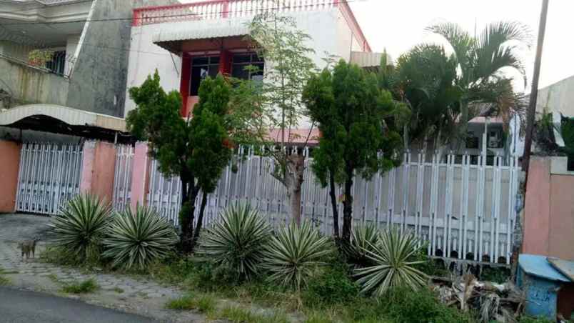 rumah dua lantai di daerah pucang sewu kota surabaya