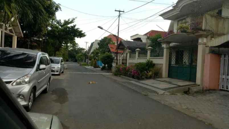 rumah dua lantai di daerah pucang sewu kota surabaya