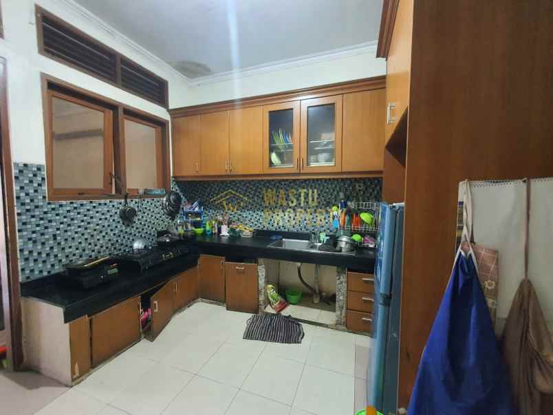 rumah hook tanah luas di lenteng agung dekat kampus