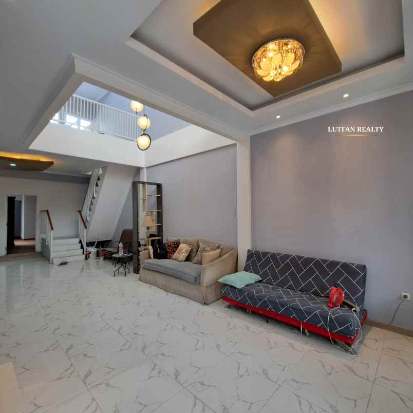 rumah jagakarsa secondary dalam cluster