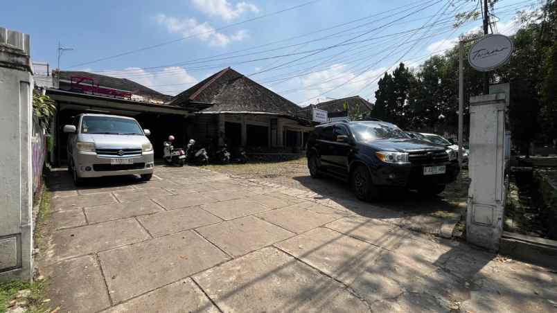 rumah klasik lokasi starregis di mainroad kota bandung
