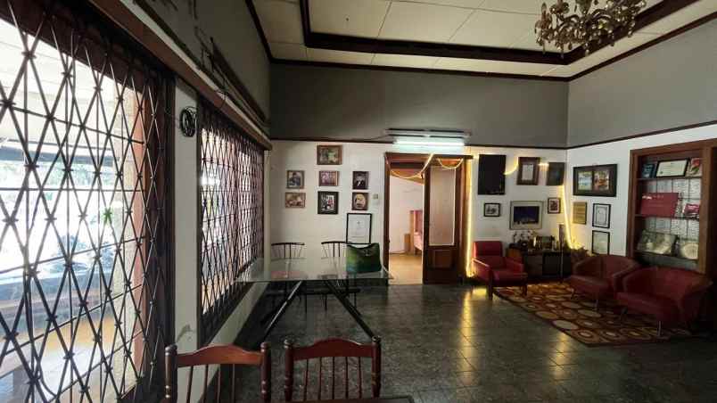 rumah klasik lokasi starregis di mainroad kota bandung