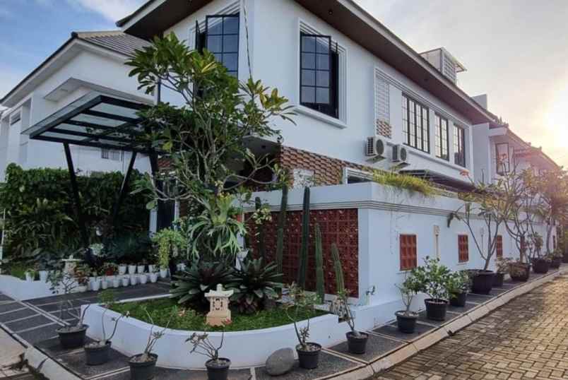 rumah mewah dalam cluster sektor tiga bintaro