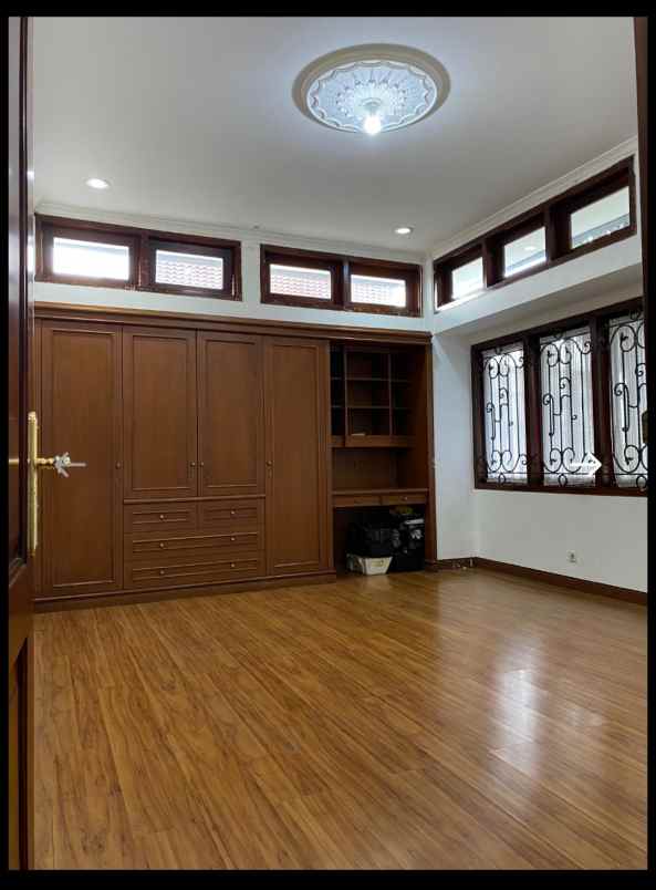 rumah mewah hook 3 lantai di sayap dago