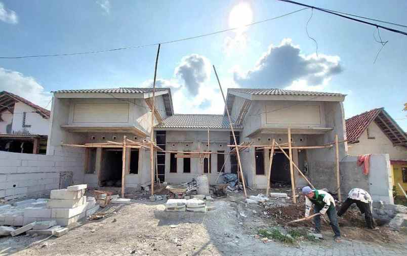 rumah proses bangun dan modern dekat kampus upn