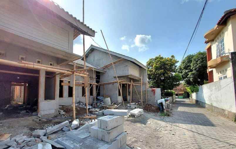 rumah proses bangun dan modern dekat kampus upn