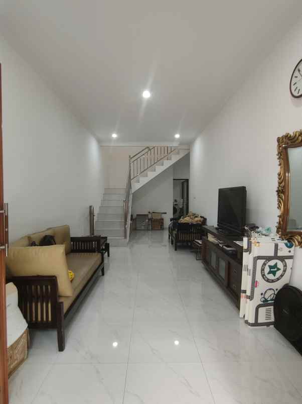 rumah second dalam komplek di pondok bambu jaktim