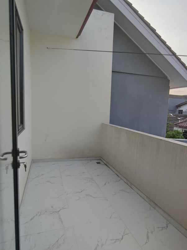 rumah second dalam komplek di pondok bambu jaktim
