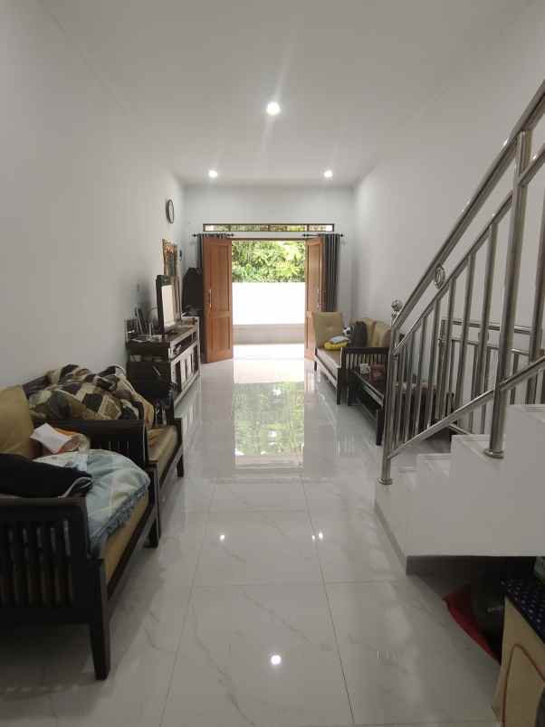 rumah second dalam komplek di pondok bambu jaktim