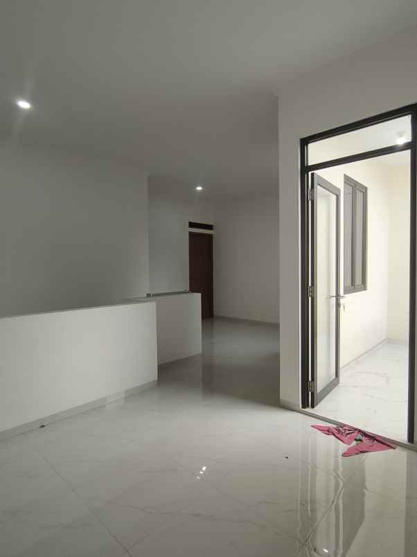 rumah second dalam komplek di pondok bambu jaktim