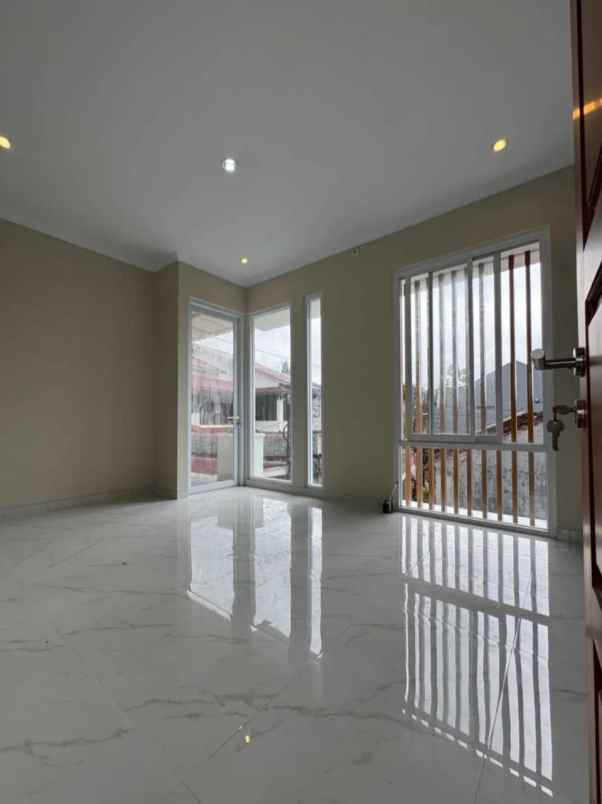 rumah siap huni 2 lantai di palagan km 7 dekat hyatt