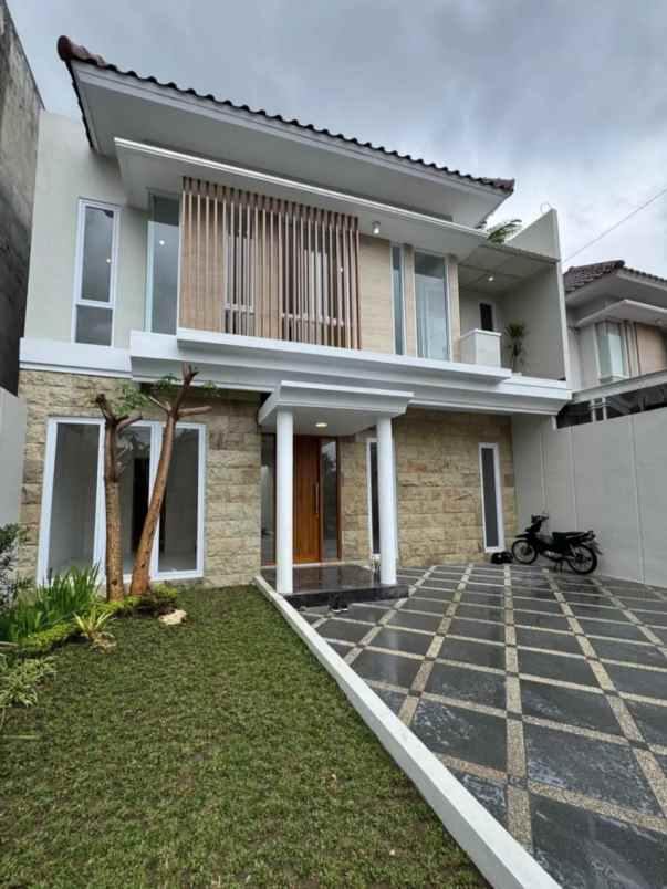 rumah siap huni 2 lantai di palagan km 7 dekat hyatt