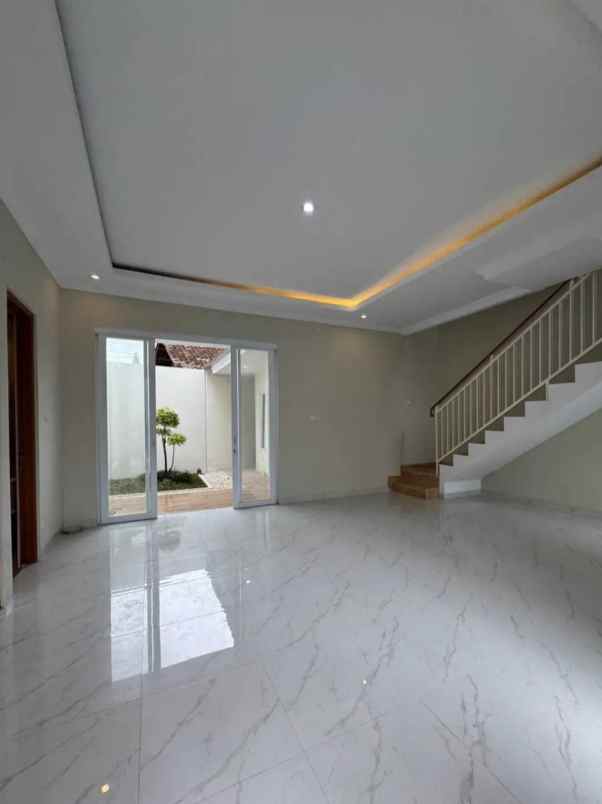 rumah siap huni 2 lantai di palagan km 7 dekat hyatt