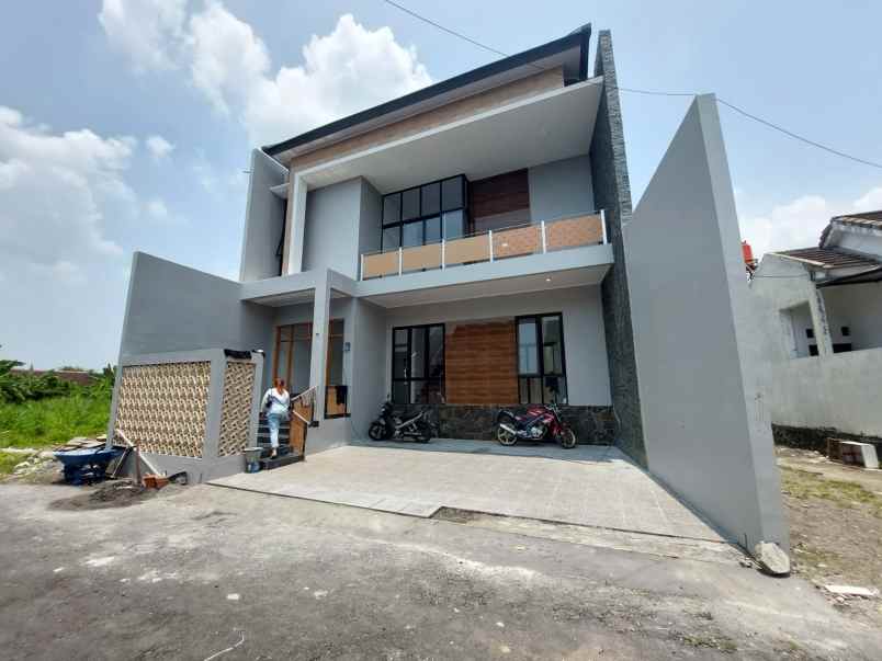 rumah siap huni modern dalam perumahan di jakal km 10