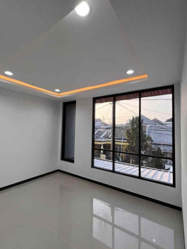 rumah strategis nginden intan shm
