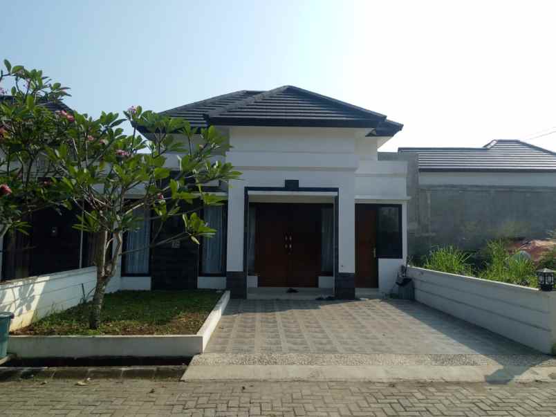 rumah tanah luas bergaya bali di sawangan depok