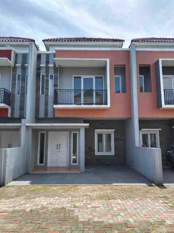 rumah town house 2 lantai dgn dp 0 dicilodong