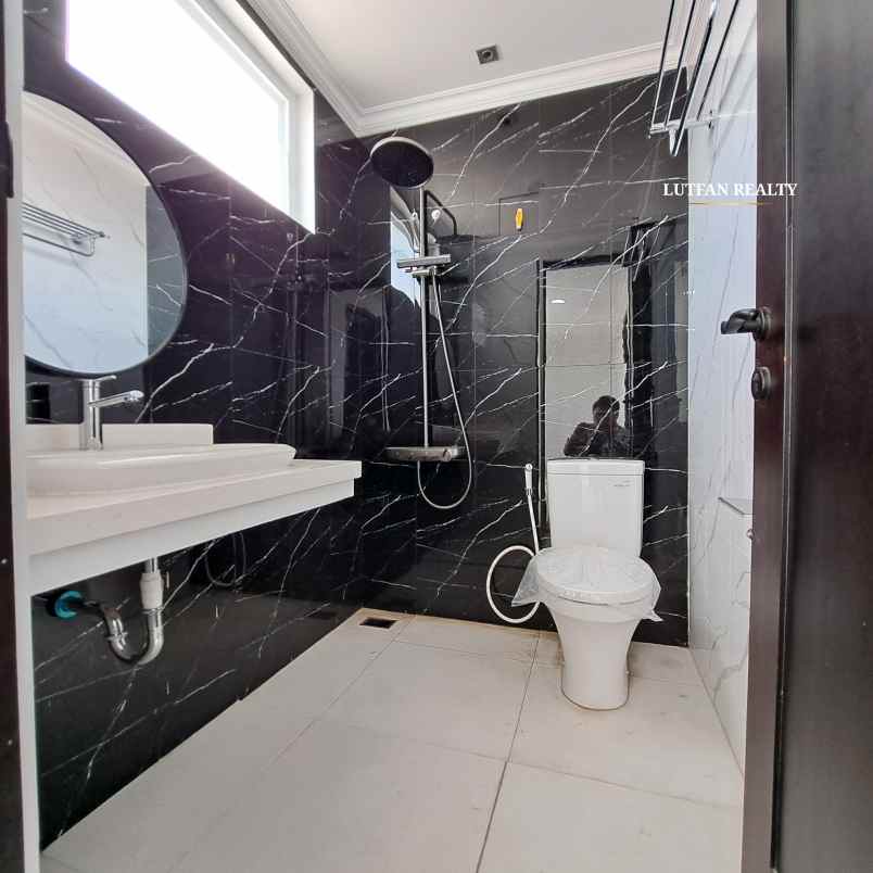 towhouse modern 4 lantai dekat pejaten village