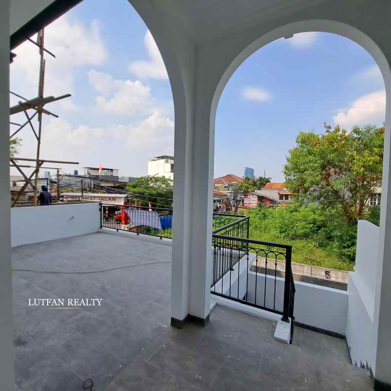 towhouse modern 4 lantai dekat pejaten village