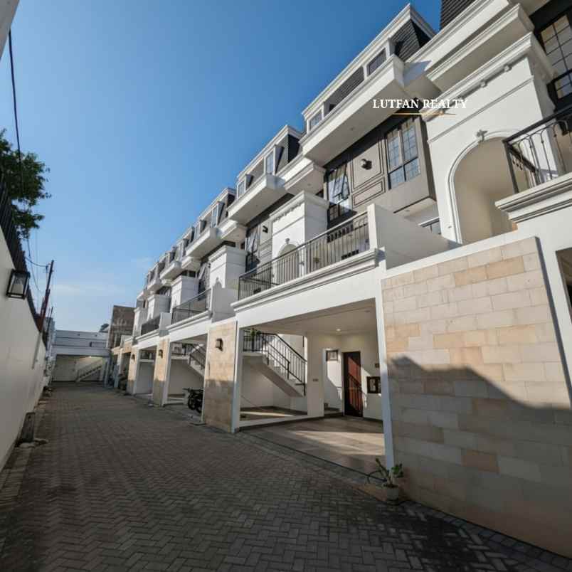 towhouse modern 4 lantai dekat pejaten village
