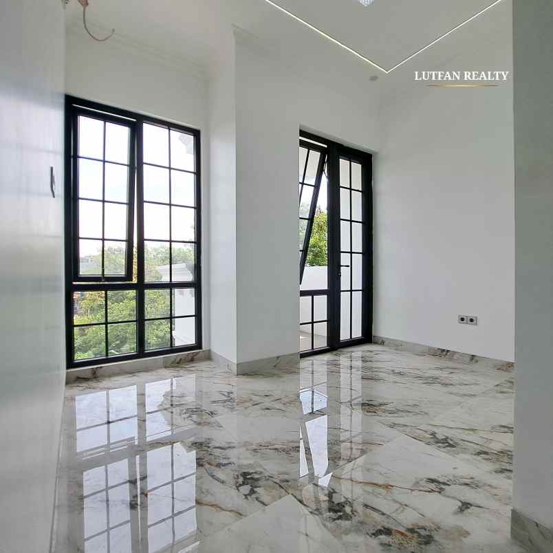 towhouse modern 4 lantai dekat pejaten village