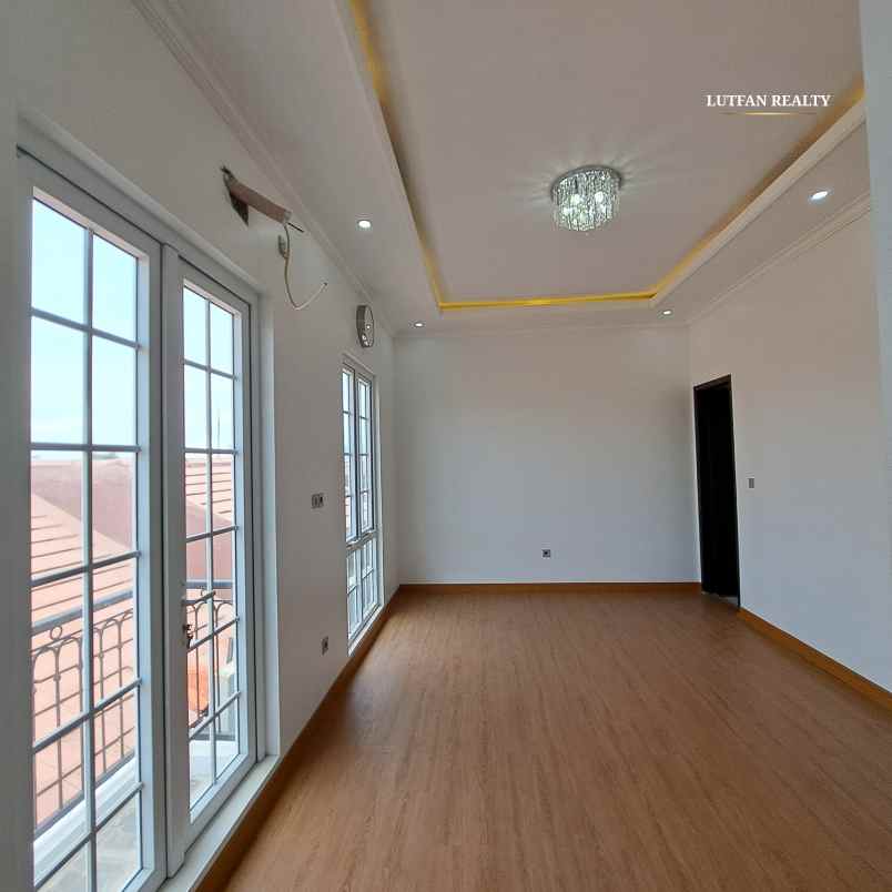 towhouse modern 4 lantai dekat pejaten village