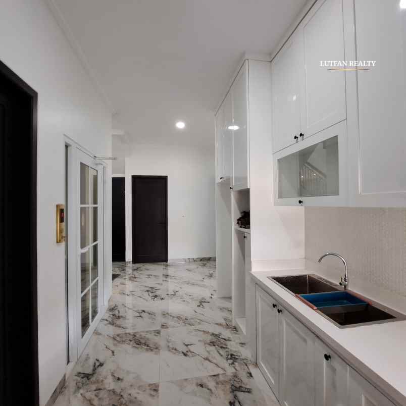 towhouse modern 4 lantai dekat pejaten village