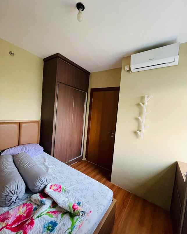 apartemen 2 kamar harian furnish di green pramuka city