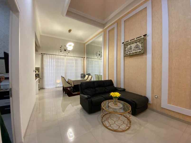 dijual murah rumah cantik 2 lantai 5 menit suhat