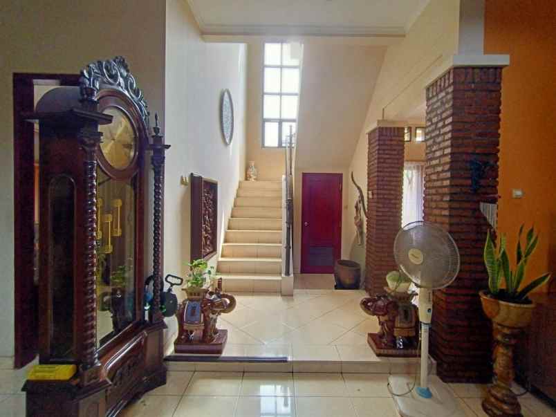 dijual rumah 185 jln raya jatiwaringin