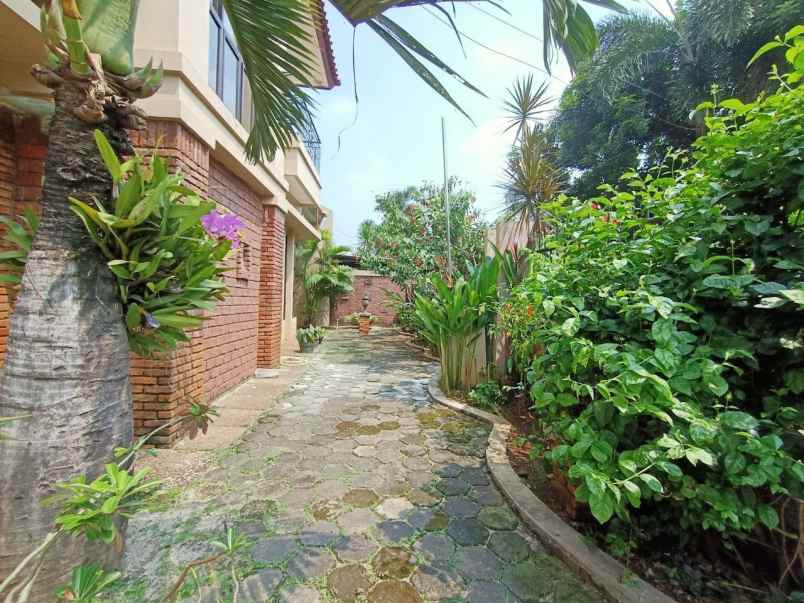 dijual rumah 185 jln raya jatiwaringin