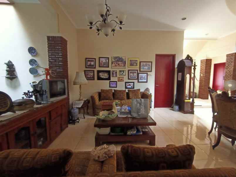 dijual rumah 185 jln raya jatiwaringin