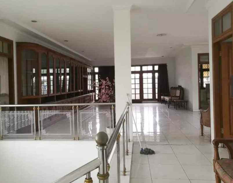 dijual rumah 2 lantai dikawasan kebayoran baru