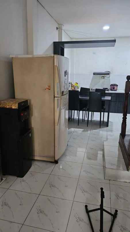 dijual rumah 2 lantai kayuringin