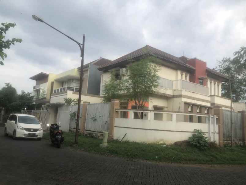 dijual rumah araya