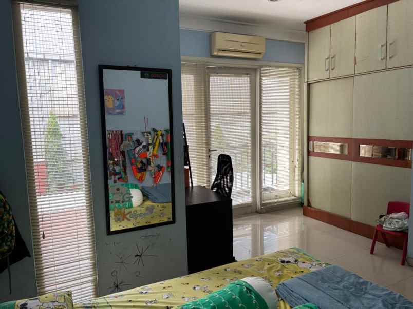 dijual rumah central park a yani