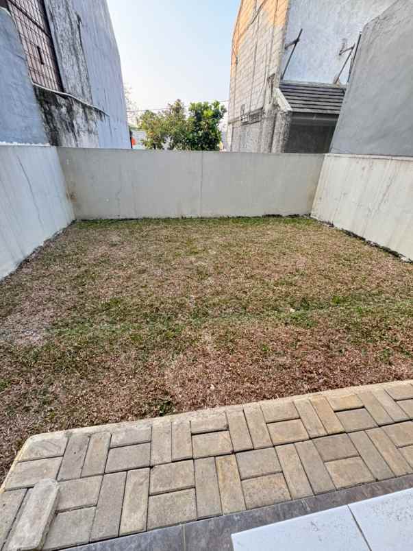 dijual rumah cibinong river view