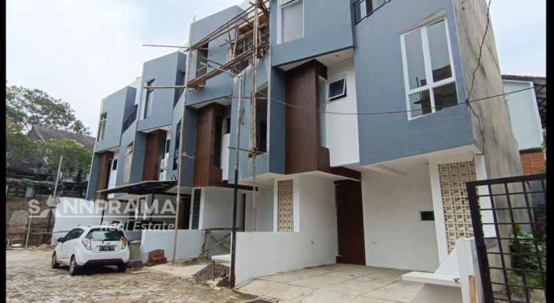 dijual rumah cirendeu