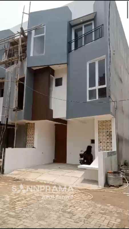 dijual rumah cirendeu