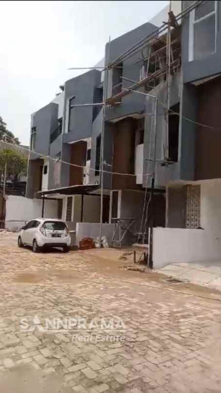 dijual rumah cirendeu