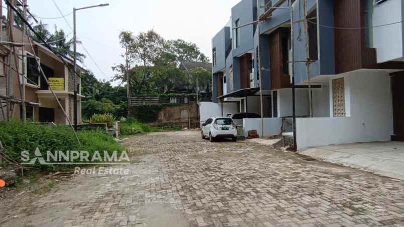 dijual rumah cirendeu