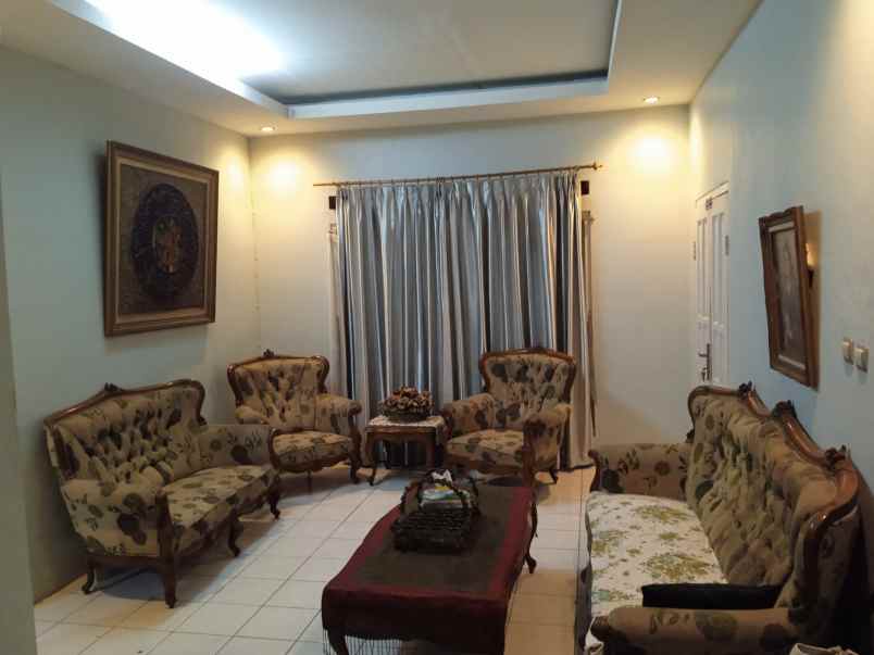 dijual rumah cirendeu