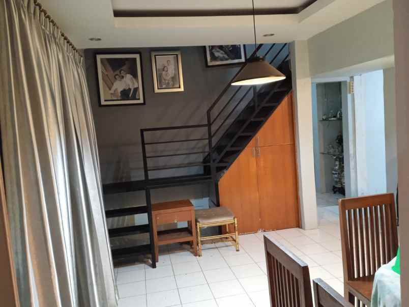 dijual rumah cirendeu